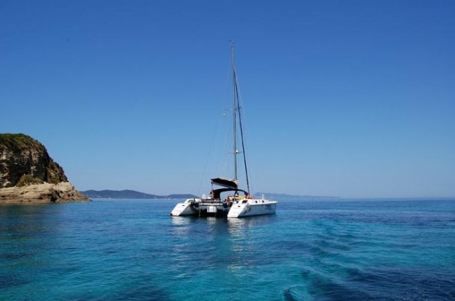  Catamarán y barcos de motor alquiler 